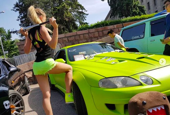 Известная волейболистка принимает участие в конкурсе красоты среди автоледи