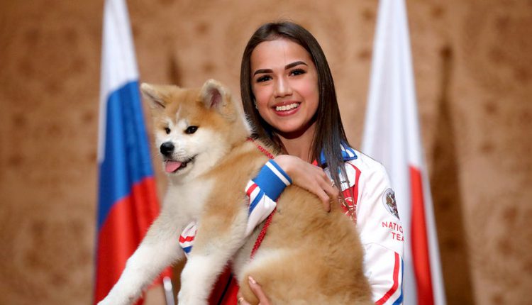 Алина Загитова со своим щенком