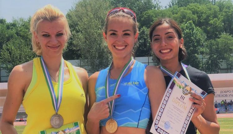 Ирина Эктова (в центре)