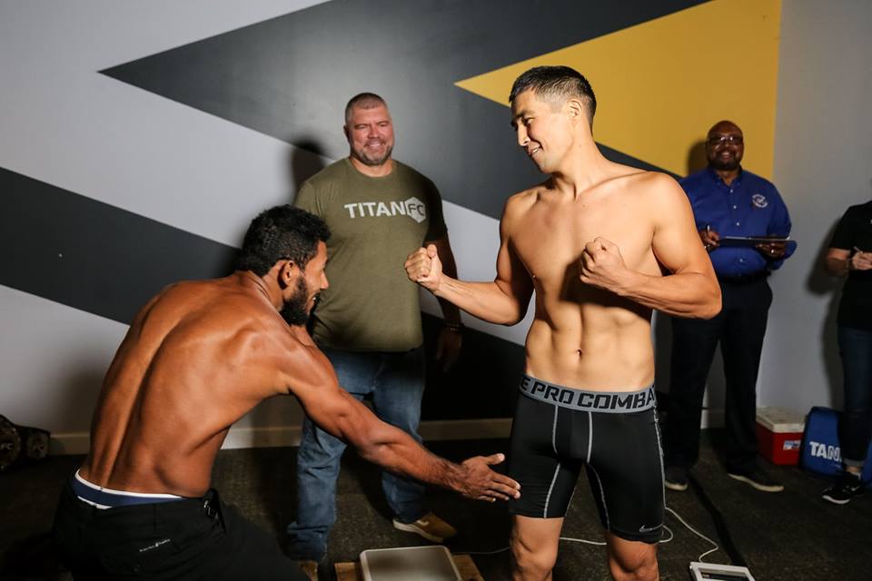 Бейбит Назаров успешно прошел взвешивание перед самым важным боем в карьере