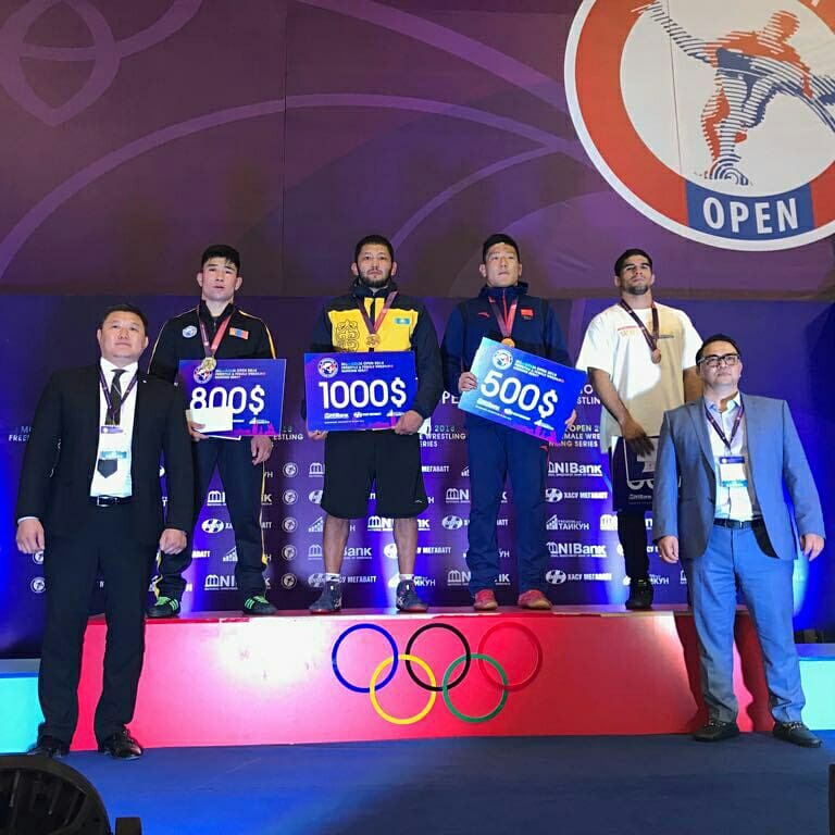 Борцы Давлумбаев и Альментай выиграли открытый чемпионат Монголии