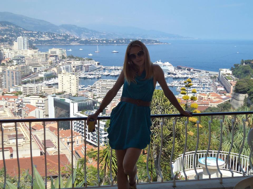 Сексуальная блондинка рассудит матч Казахстан – Англия по футболу (ФОТО)