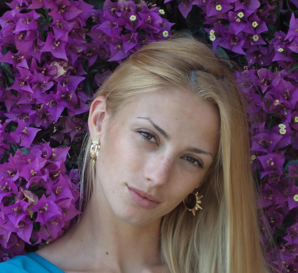 Сексуальная блондинка рассудит матч Казахстан – Англия по футболу (ФОТО)