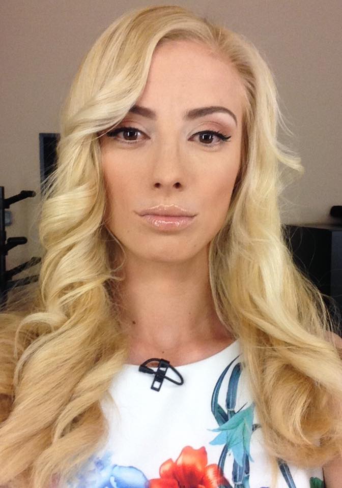 Сексуальная блондинка рассудит матч Казахстан – Англия по футболу (ФОТО)