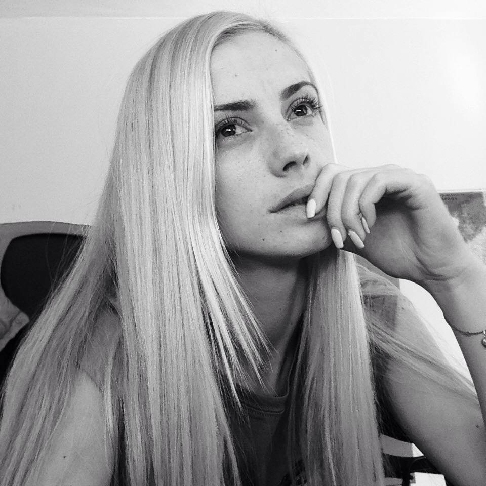 Сексуальная блондинка рассудит матч Казахстан – Англия по футболу (ФОТО)