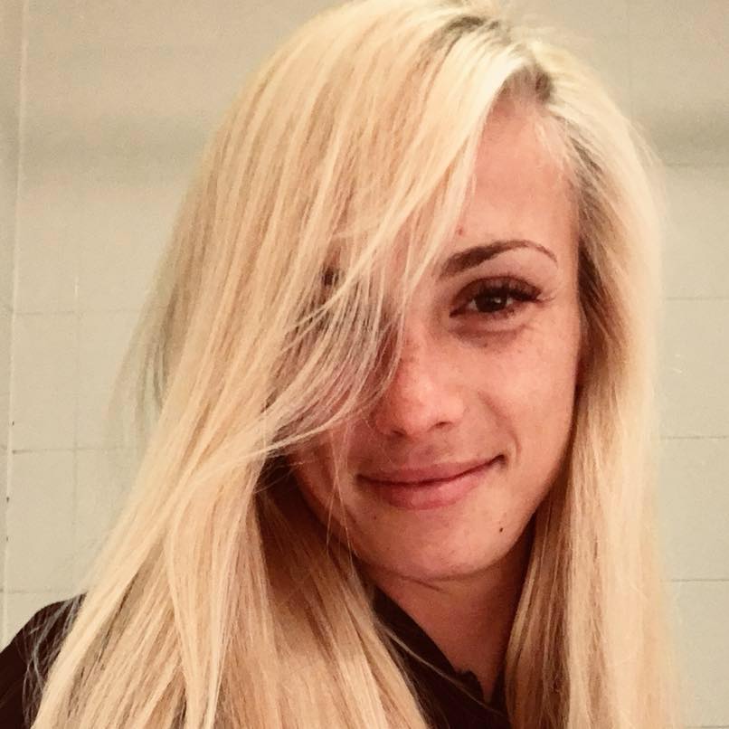 Сексуальная блондинка рассудит матч Казахстан – Англия по футболу (ФОТО)