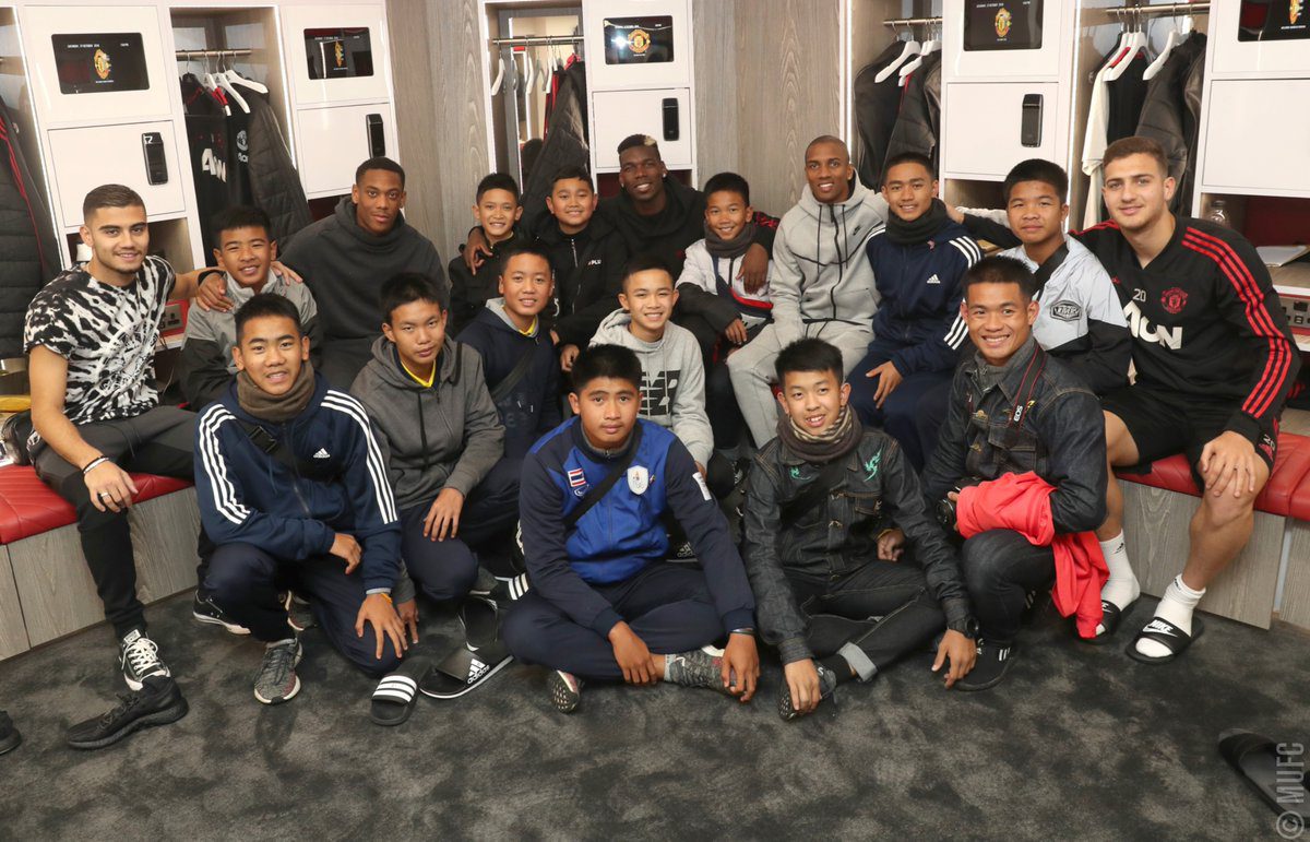 Тайские дети, спасшиеся из пещеры, посетили матч «Манчестер Юнайтед»