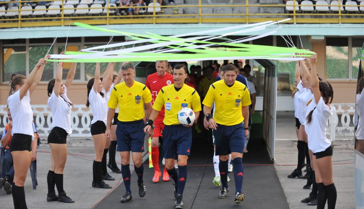 Сергей Бойко (в центре) - главный арбитр встречи Казахстан - Андорра