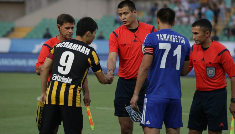 Марат Искаков (в центре)