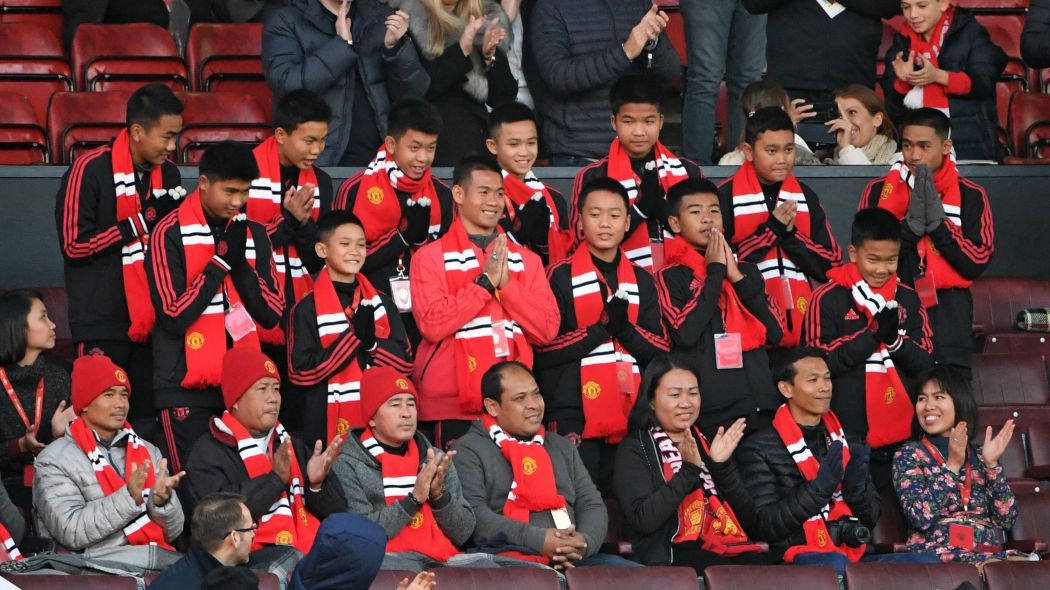 Тайские дети, спасшиеся из пещеры, посетили матч «Манчестер Юнайтед»