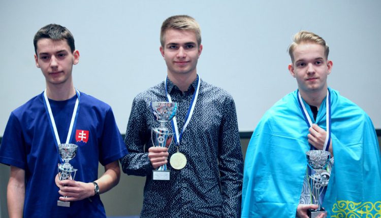 Денис Махнев