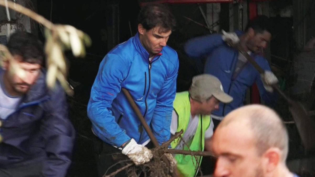 Теннисист Рафаэль Надаль помог пострадавшим после страшного наводнения (ФОТО)