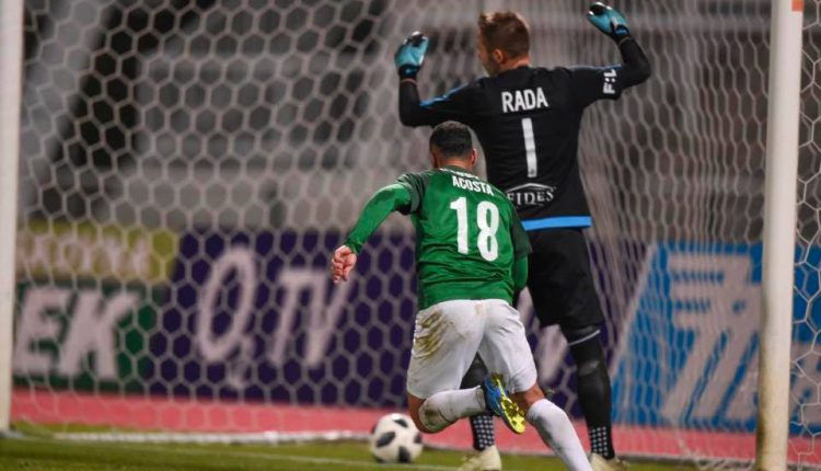Алехандро Акоста забивает гол в ворота «Дуклы». Фото: ФК «Яблонец»