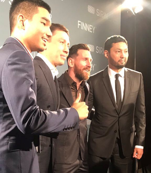 Геннадий Головкин встретился с Лионелем Месси и подарил ему свои перчатки