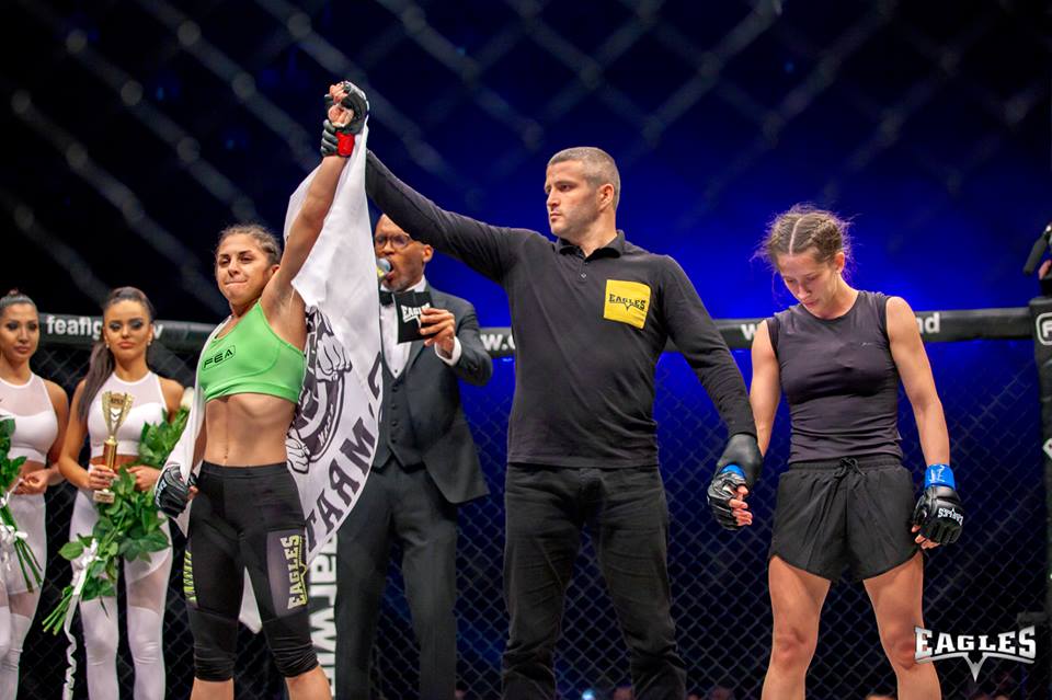 Девушку-бойца из Казахстана чуть не "задушили" на турнире в Молдавии