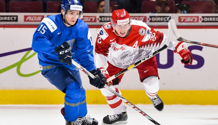 Артур Гатиятов (15). Фото: by Minas Panagiotakis/HHOF-IIHF Images