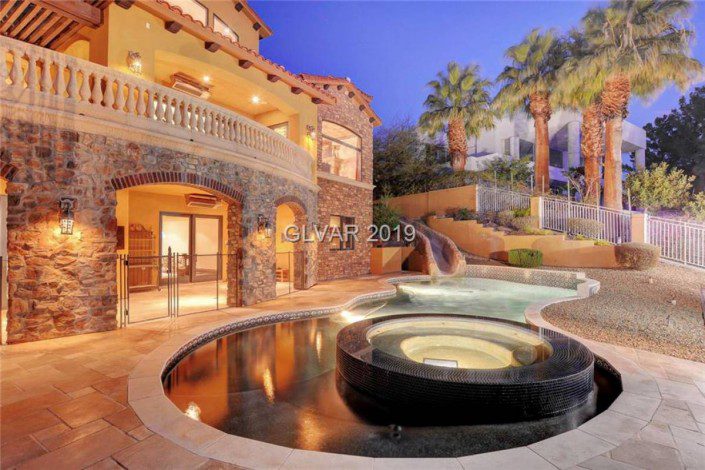 Шуменов продает дом в Лас-Вегасе. Кто еще из звезд избавляется от недвижимости?