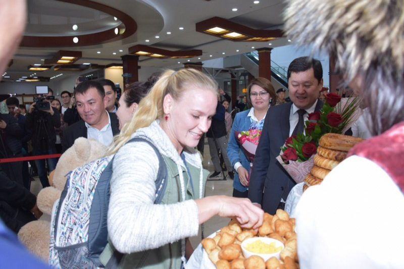 Чемпионку UFC по прозвищу Пуля в Бишкеке встретили как национальную героиню