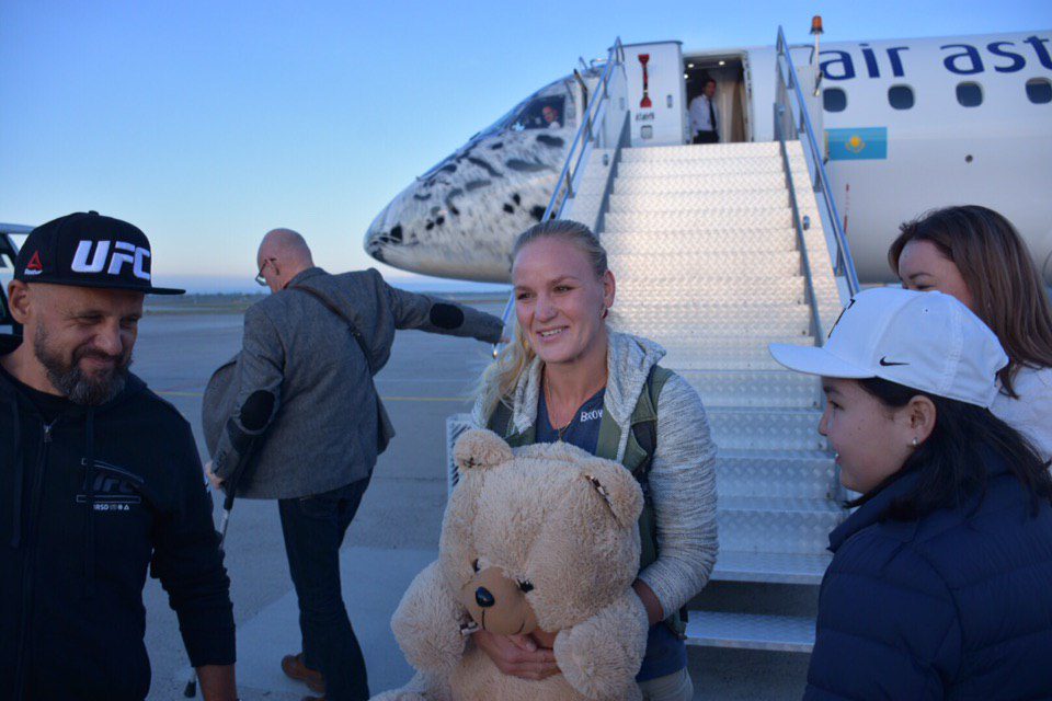 Чемпионку UFC по прозвищу Пуля в Бишкеке встретили как национальную героиню