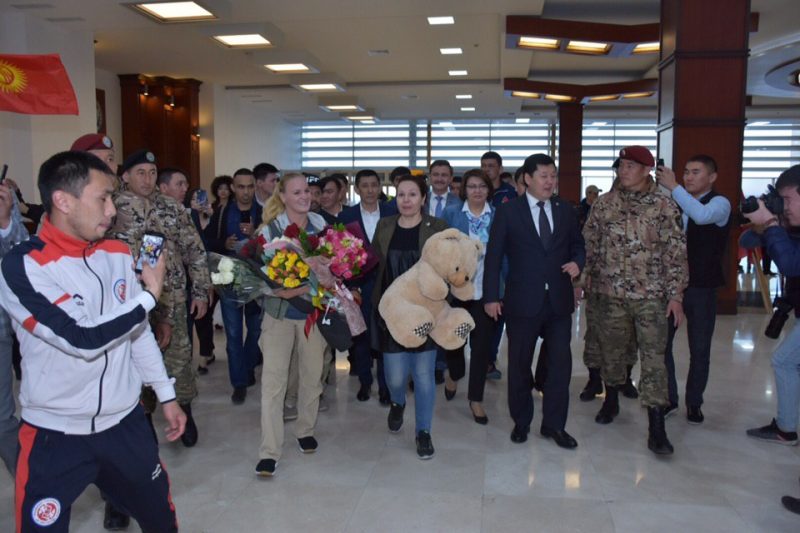 Чемпионку UFC по прозвищу Пуля в Бишкеке встретили как национальную героиню