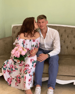 Хоккеист "Барыса" похвастался свадебным фото с Мальдив