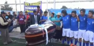 Чемпионам по мини-футболу подарили гробы. Просто жесть