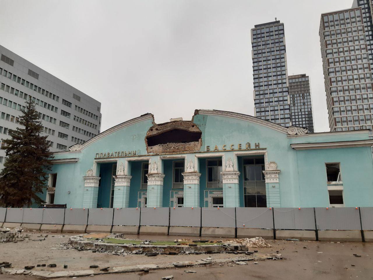 В Москве снесли крупнейший крытый бассейн