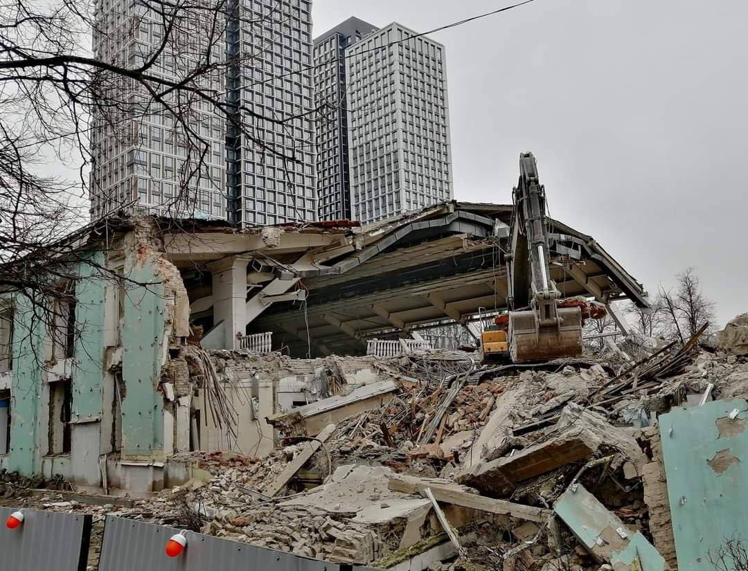 В Москве снесли крупнейший крытый бассейн