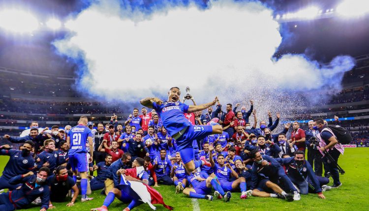 Champion-photobombing.-Club-de-Futbol-Cruz-Azul-win-the-Liga-MX-Mexican-Football-League-Championship-after-almost-25-years-of-trying