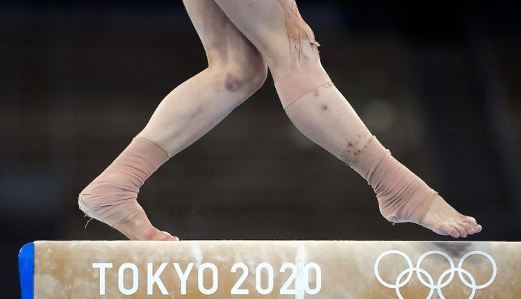 Guan-Chenchen-China-wins-gold-medal-on-the-beam-at-Womens-Gymnastics-Apparatus-Final-2020-Olympics-Tokyo-Japan.-©-Ashley-Landis-1