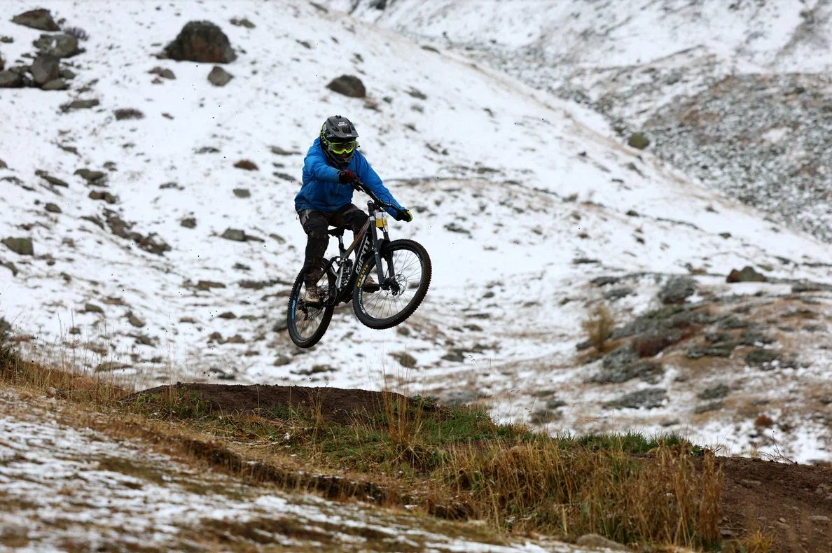 Первый день Almaty Mount Fest 2023: массовый поход и захватывающий downhill